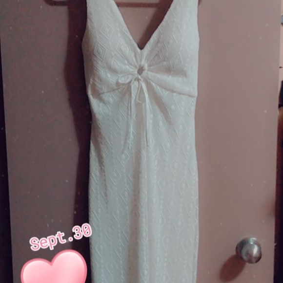 This beautiful Guess dress is a size 10 but fits beautiful worn once - Picture 3 of 4